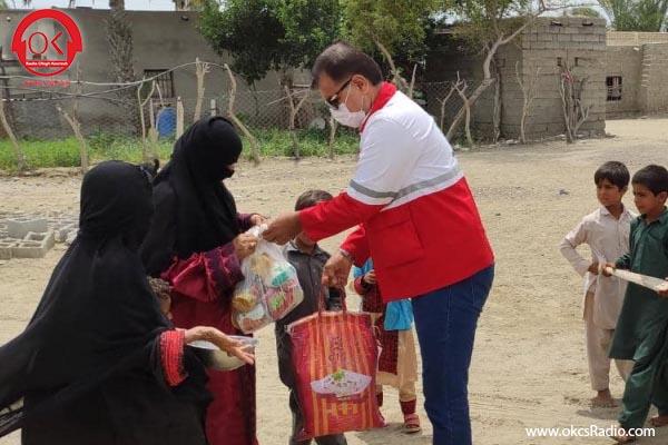 توزیع اقلام اهدایی افق کوروش توسط جمعیت هلال احمر در مناطق سیل زده